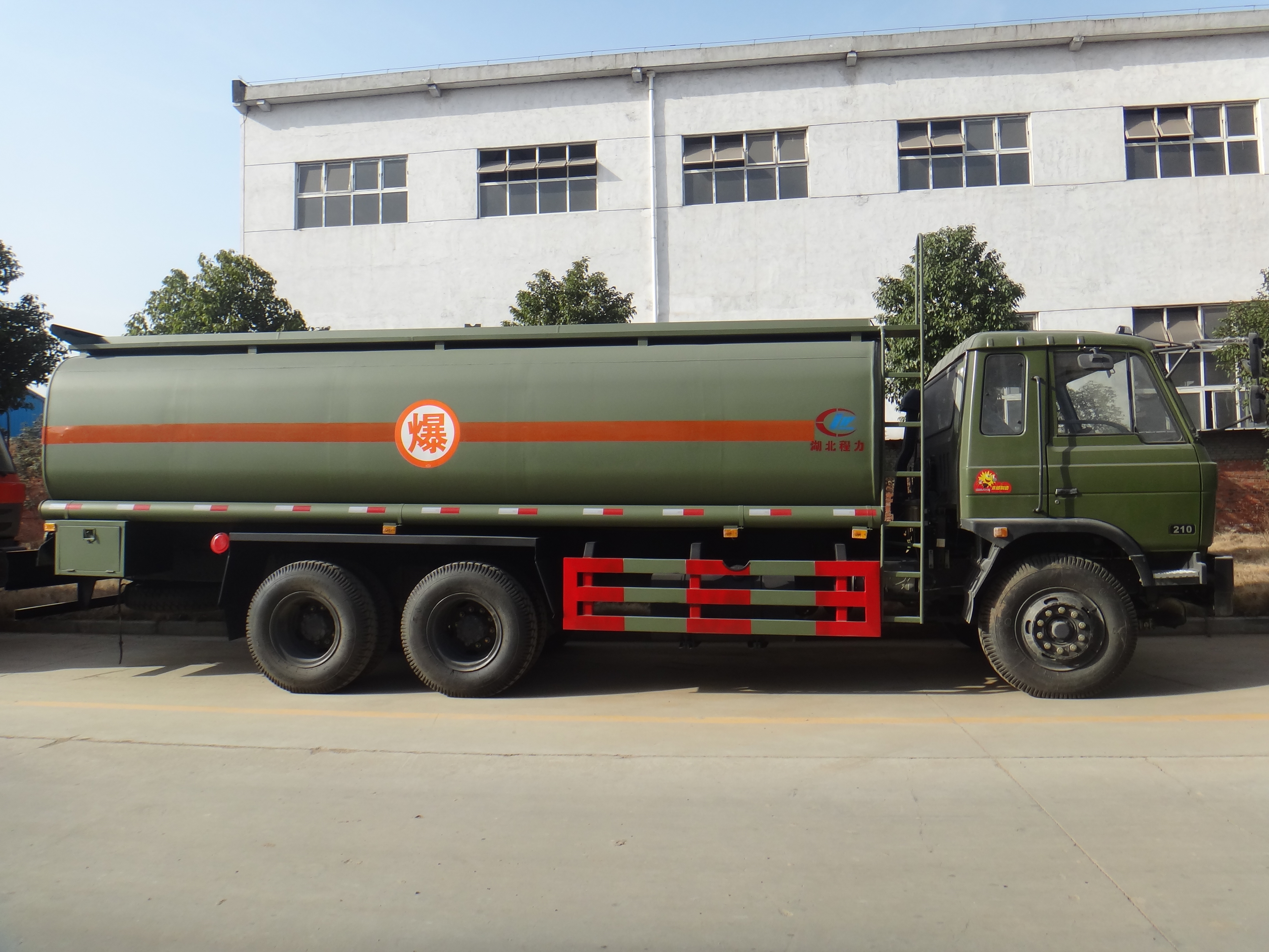 詳解東風(fēng)15噸油罐車 從外觀結(jié)構(gòu)到應(yīng)用場(chǎng)景
